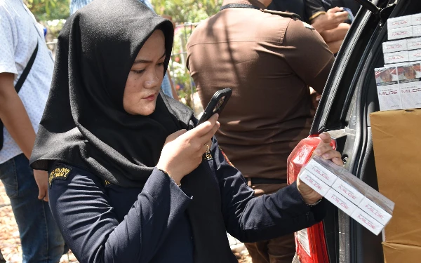 Foto Petugas gabungan saat memeriksa rokok ilegal. (Foto: Satpol PP Surabaya)