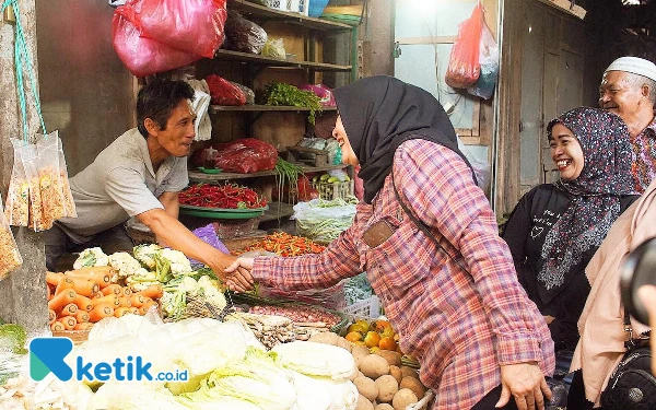 Thumbnail Blusukan ke Pasar Tradisional Nganjuk, Cabup Bunda Ita Beri Janji ke Pedagang