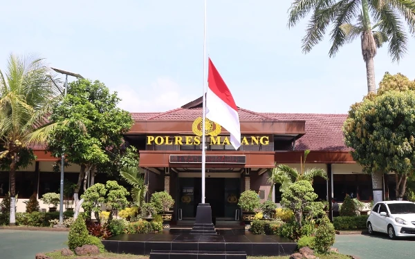 Foto Mapolres Malang mengibarkan bendera setengah tiang memperingati dua tahun Tragedi Kanjuruhan. (Foto: Humas Polres Malang)