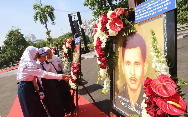 Foto Usai upacara, para peserta melihat potret Pahlawan Revolusi G30S PKI yang dipamerkan di Balai Kota. (Foto: Humas Pemkot Surabaya)