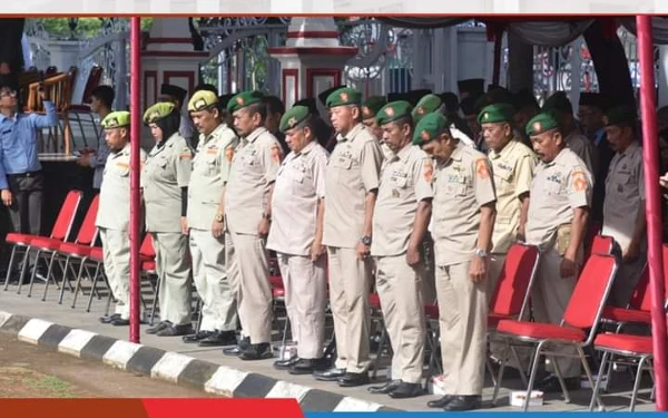 Thumbnail Mengheningkan cipta dalam upacara Hari Kesaktian Pancasila (HKP) di Lapang Setda (01/10/2024) (Foto: Prokopim Cianjur)