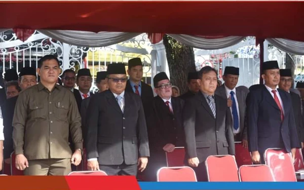 Thumbnail Upacara ini diikuti juga oleh unsur TNI, Polri, ASN, Ormas, Pelajar dan mahasiswa serta unsur lainnya di Lapang Setda (01/10/2024) (Foto: Prokopim Cianjur)