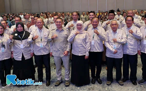 Foto Fadli Zon berfoto bersama sejumlah pengurus baru DPD HKTI Jawa Timur