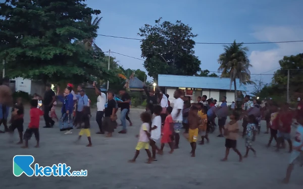 Foto Calon Wakil Bupati Raja Ampat, Benoni Saleo dan Rombongan digiring tarian Suling Tambur di Kampung Mutus. (FOTO: Abi/Ketik.co.id)