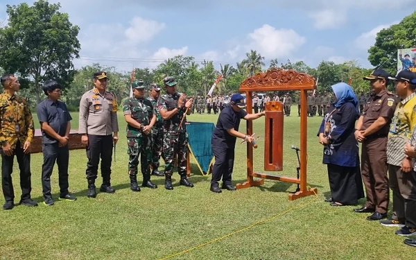 Foto Pembukaan TMMD tahap IV 2024 ditandai pemukulan gong secara simbolis oleh Pjs Bupati Sleman. (Foto: Fajar Rianto/Ketik.co.id)