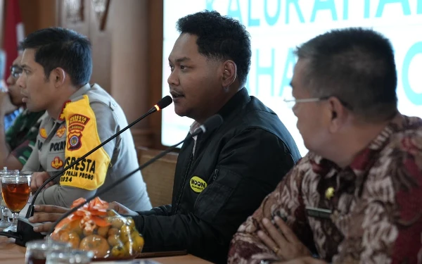 Foto Lurah Trihanggo Fajar Yunior yang selama ini susah ditemui dihadirkan dalam pertemuan dengan warga Kronggahan. (Foto: Humas Pemkab Sleman/Ketik.co.id)