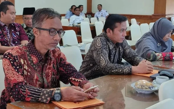 Foto Ketua Bawaslu Sleman, Arjuna Al Ichsan Siregar (kanan) bersama Koordinator Divisi Penanganan Pelanggaran dan Datin Bawaslu Sleman, Antonius Hery Purwito dalam suatu kesempatan. (Foto: Arjuna/Ketik.co.id)