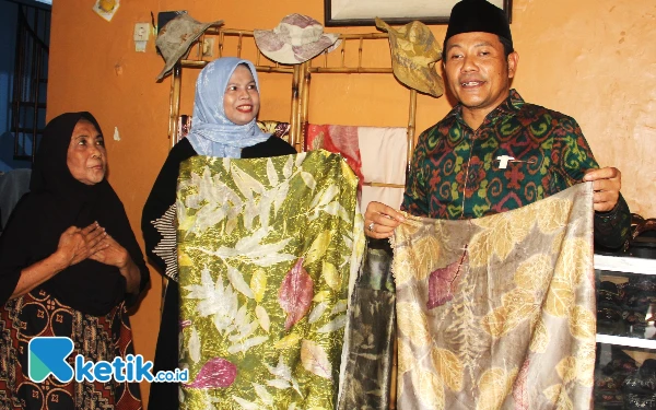 Foto Calon Bupati Sidoarjo Subandi menunjukkan batik ecoprint, salah satu andalan Kampung Batik Jetis. (Foto: Fathur Roziq/Ketik.co.id)