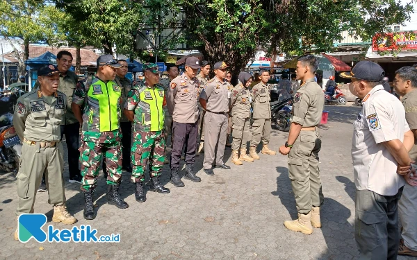 Foto Kepala Satpol-PP, Ardyan Wahyudi tengah memberikan arahan kepada petugas dalam apel singkat sebelum melakukan sidak tempat-tempat yang disinyalir jadi tempat perjual belian rokok ilegal. (Foto: Satpol-PP for Ketik.co.id)