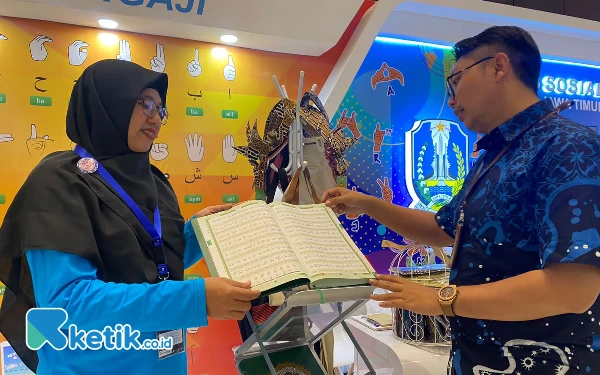 Foto Al Quran dengan menggunakaj terjemahan bahasa isyarat. (Foto: Shinta Miranda/Ketik.co.id)