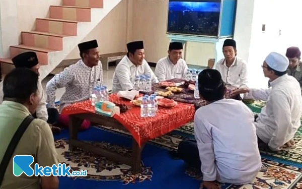 Foto Calon Bupati Sidoarjo Subandi dijamu tuan rumah saat bersilaturahmi ke rumah Kiai Ali Bahrudin di Wonoayu.  (Foto: Istimewa)