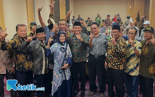 Foto Calon Bupati Sidoarjo Subandi berfoto bareng dengan mantan-mantan kepala desa sejawatnya. (Foto: Istimewa)