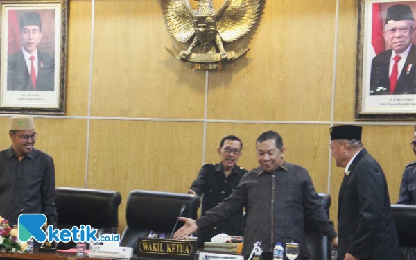 Foto Wakil Ketua DPRD Sidoarjo Warih Andono mempersilakan Suyarno yang telah disumpah untuk duduk di kursi pimpinan DPRD Sidoarjo. (Foto: Fathur Roziq/Ketik.co.id)