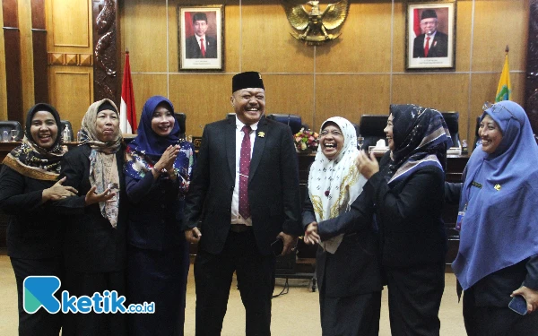 Foto Wakil Ketua DPRD Sidoarjo Suyarno jadi rebutan diajak foto oleh para staf perempuan di Sekretariat DPRD Sidoarjo pada Kamis (3 Oktober 2024). (Foto: Fathur Roziq/Ketik.co.id)