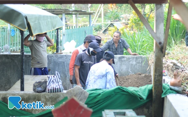 Thumbnail Berita - Polres Blitar Kota Autopsi Jenazah Siswa MTs Al Mahmud yang Tewas Akibat Lemparan Kayu Berpaku