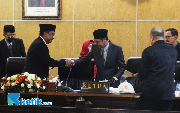 Foto Ketua DPRD Sidoarjo Abdillah Nasih mendapatkan ucapan selamat dari Pjs Bupati Sidoarjo Dr M. Isa Anshori setelah pengambilan sumpah pada Senin (30 September 2024) lalu. (Foto: Fathur Roziq/Ketik.co.id)