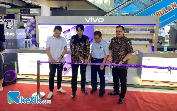 Foto Grand opening Vivo Store Asia Jaya yang berada di Lobby Utama WTC Surabaya. (Foto: Shinta Miranda/Ketik.co.id)