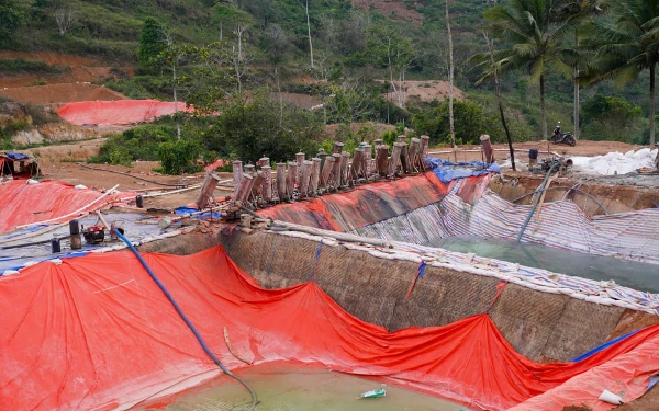 Foto Penertiban tambang emas ilegal yang beroperasi di dusun Lendek Bare, Sekotong, Lombok Barat, dilakukan Komisi Pemberantasan Korupsi (KPK) melalui Direktorat Koordinasi dan Supervisi (Korsup) Wilayah V. (dok KPK)