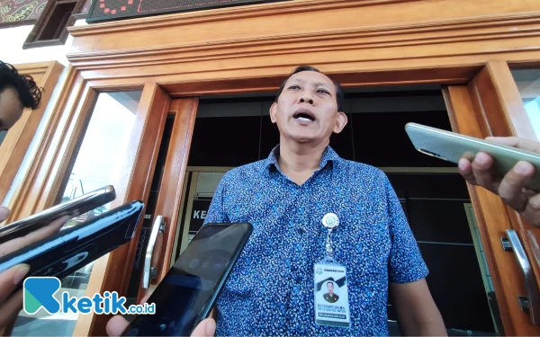 Foto Kepala Kejari Pacitan, Eri Yudianto saat mengungkapkan aksi tersangka S, korupsi pemalsuan kredit bank. (Foto: Al Ahmadi/Ketik.co.id)