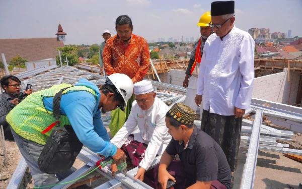 Foto Pemasangan kuda-kuda atap jadi tonggak penting pembangunan fasilitas pendidikan modern. (Dok Pesantren Digipreneur Al Yasmin)