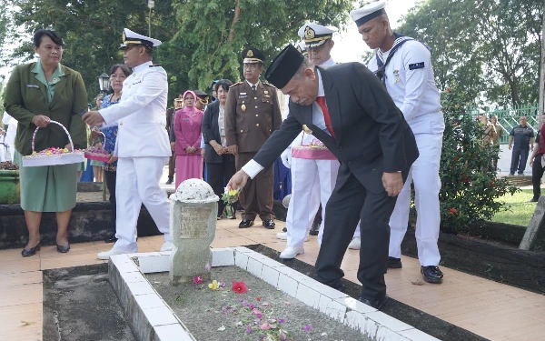 Thumbnail Kenang Jasa Pahlawan di HUT Ke-79 TNI, Pjs Bupati Asahan Tabur Bunga di TMP Kisaran