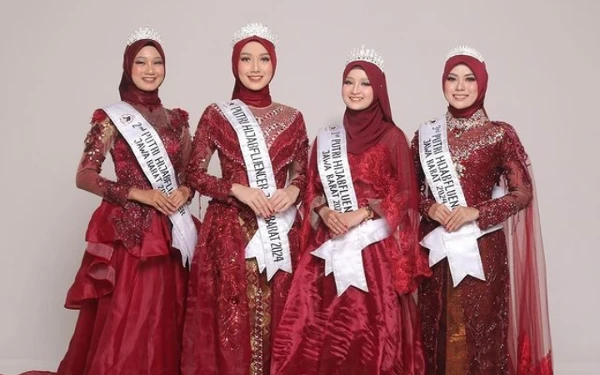 Thumbnail Hari Batik Nasional, Putri Hijabfluencer Jabar 2024 foto bersama memakai pakaian yang memadukan batik dan kebaya (Foto: Instagram @putrihijab_jawabarat)