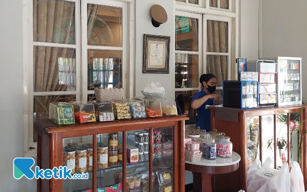 Foto Salah satu stand di Restoran Pesta Keboen yang menjual jajanan tradisional. (Foto: Husni Habib/Ketik.co.id)