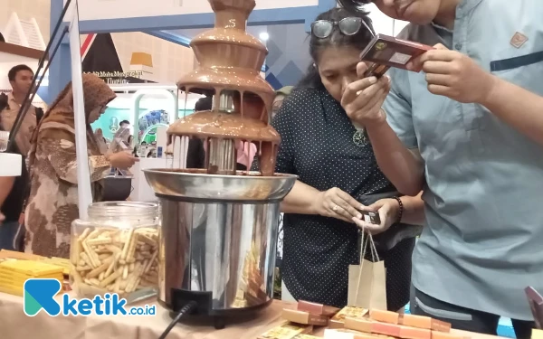 Foto Pengunjung mencicipi Cokelat Mojopahit (Foto: Safira/Ketik.co.id)