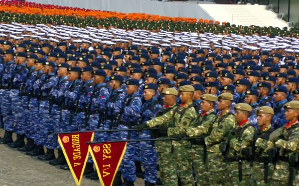 Foto Suasana upacara peringatan HUT ke-79 TNI di Monumen Nasional. (Foto: Sekretariat Presiden)