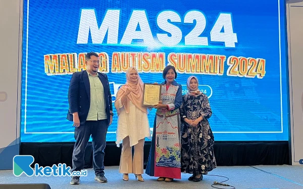 Foto Penyerahan resolusi hasil Malang Autism Summit 2024 kepada Pemkot Malang. (Foto: Lutfia/Ketik.co.id)