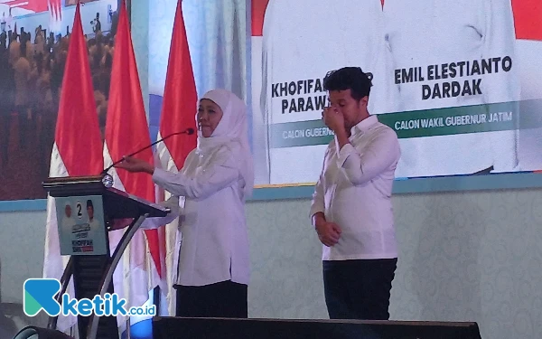 Foto Khofifah Indar Parawansa dan Emil Elestianto Dardak saat memberikan sambutam dihadapan relawan dan tim pemenangan, Sabtu, 5 Oktober 2024. (Foto: Khaesar/Ketik.co.id)