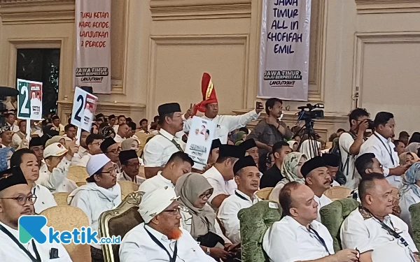 Foto Para relawan dan tim pemenangan paslon nomor urut 2 Khofifah-Emil berkumpul di Empire Palace, Sabtu, 5 Oktober 2024. (Foto: Khaesar/Ketik.co.id)