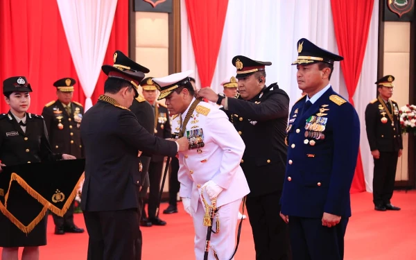 Foto Pemberian Tanda Kehormatan Bintang Bhayangkara Utama, merupakan wujud dari komitmen kokohnya sinergitas TNI-Polri selama ini. (Dok. SSDM Polri)