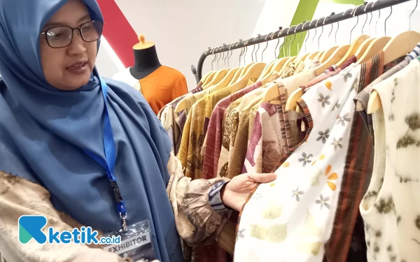 Foto Azizah saat menunjukkan baju outer batik ecoprint pada Ketik.co.id