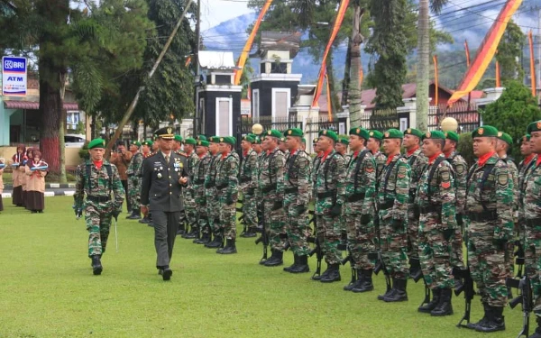 Foto Letkol Arh Budi Prasetya memeriksa barisan prajurit dalam Upacara HUT TNI ke-79 di Kabupaten Pasaman.(Foto Diskominfo Pasbar)