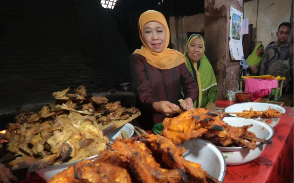 Thumbnail Blusukan ke Pasar Tradisional di Magetan, Khofifah Kepincut Ayam Panggang Gandu