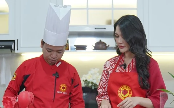 Thumbnail Puteri Indonesia Sumsel 2023, Jelita Gabriella menemani Chef Arya memasak rendang (Foto: Instagram @jelitagabriellaa)