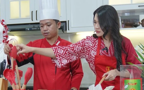 Thumbnail Puteri Indonesia Sumsel 2023, Jelita Gabriella nampak serius melihat tips memasak rendang dari Chef Arya (Foto: Instagram @jelitagabriellaa)