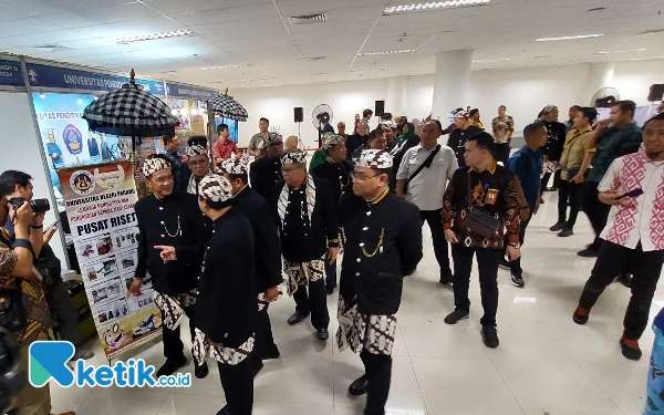 Foto Para delegasi LPTK saat meninjau pameran beragam produk unggulan. (Foto: Husni Habib/Ketik.co.id)