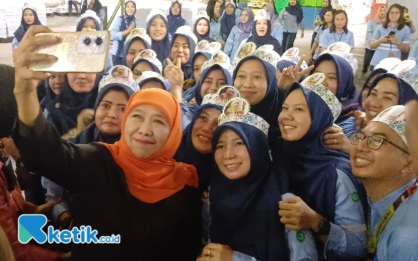 Foto Khofifah Indar Parawansa calon Gubernur Jatim nomor urut 2 berinteraksi langsung dengan buruh untuk berswafoto, Rabu, 9 Oktober 2024. (Foto: Khaesar/Ketik.co.id)