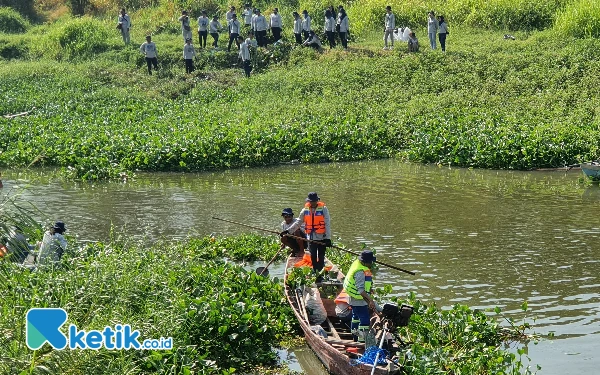 Thumbnail Berita - Banyak Sampah dan Eceng Gondok, PJT I dan Sier Resik-Resik Sungai Wonokromo