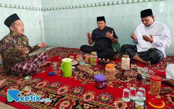 Foto Calon Bupati Sidoarjo Subandi mengunjungi KH Wahid Harun, pengasuh Ponpes Manba'ul Hikam di Desa Putat, Kecamatan Tanggulangin pada Rabu (9 Oktober 2024). (Foto: Istimewa)