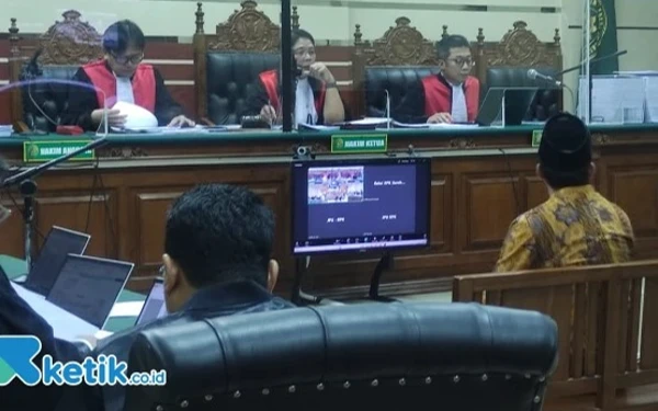 Foto Gus Muhdlor menjalani sidang di Pengadilan Tipikor Surabaya pada Senin (7 Oktober 2024). (Foto: Ketik.co.id)