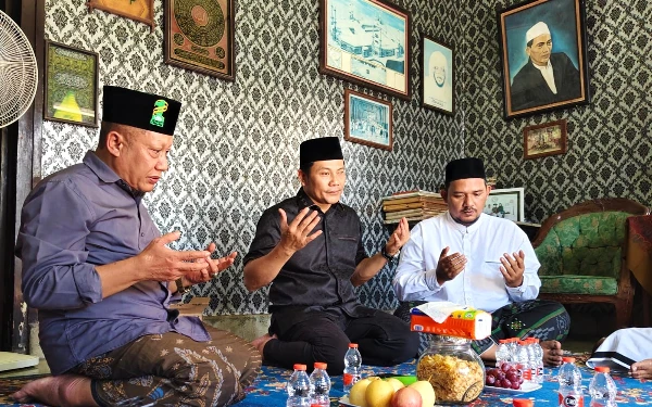 Foto Calon Bupati Sidoarjo Subandi saat didoakan oleh KH Ahmad Munir Su'udi di Tanggulangin pada Rabu (9 Oktober 2024). (Foto: Istimewa)