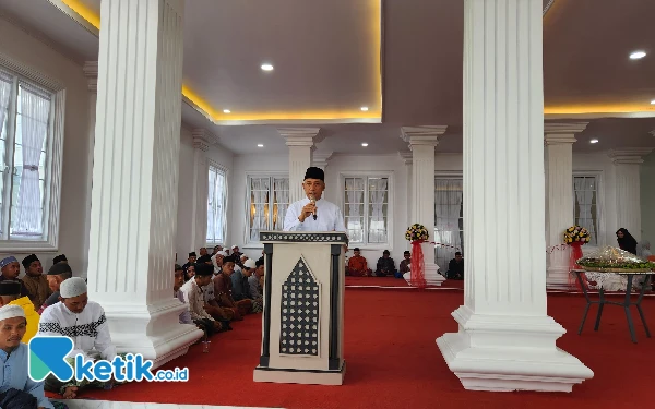 Foto Arum Sabil saat memberikan sambutan dalam peresmian mushola istana di Padepokan Tanggul Jember. (Foto: Naufal/Ketik.co.id)