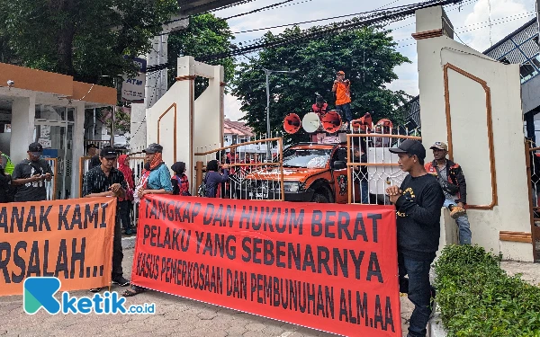 Thumbnail Berita - Keluarga Terdakwa Pembunuhan dan Pemerkosaan Siswi SMP Demo di Depan PN Palembang Jelang Sidang Putusan