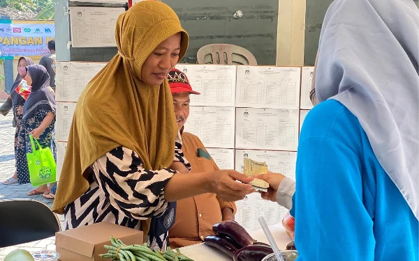 Foto Produk UMKM lokal juga turut dijual untuk meningkatkan perekonomian. (Foto: Humas Pemkot Surabaya)