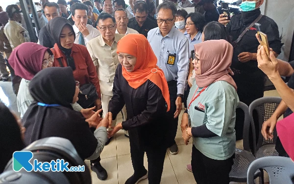 Foto Khofifah Indar Parawansa menyalami buruh pabrik Maspion, Kamis, 10 Oktober 2024. (Foto: Khaesar/Ketik.co.id)