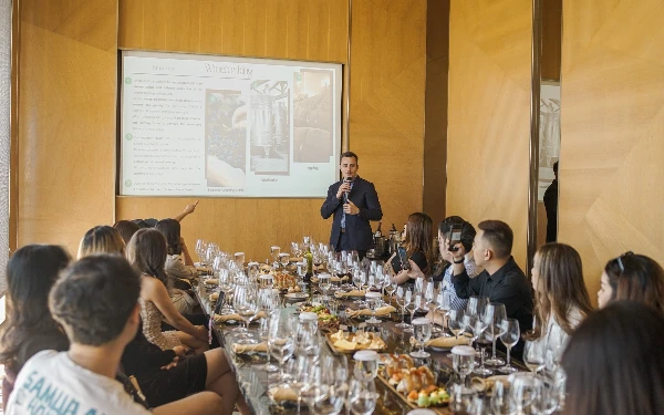 Foto Salah satu Wine Principal tengah sharing dengan para peserta wine tasting. (Foto: Hotel Morazen Surabaya)