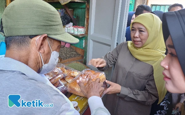 Foto Calon Gubernur Jatim nomor urut 2 Khofifah Indar Parawansa membeli dagangan roti dari pedagang di Pasar Pabean, Jumat, 11 Oktober 2024. (Foto: Khaesar/Ketik.co.id)